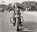 Holky a motorky: Rok 1937 a mnoho povyku pro sen